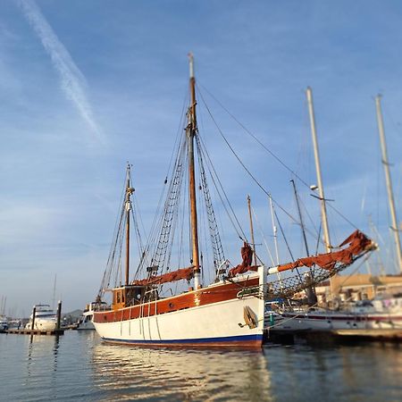 Historic Wooden Ship 'Ursula' East Cowes Zewnętrze zdjęcie