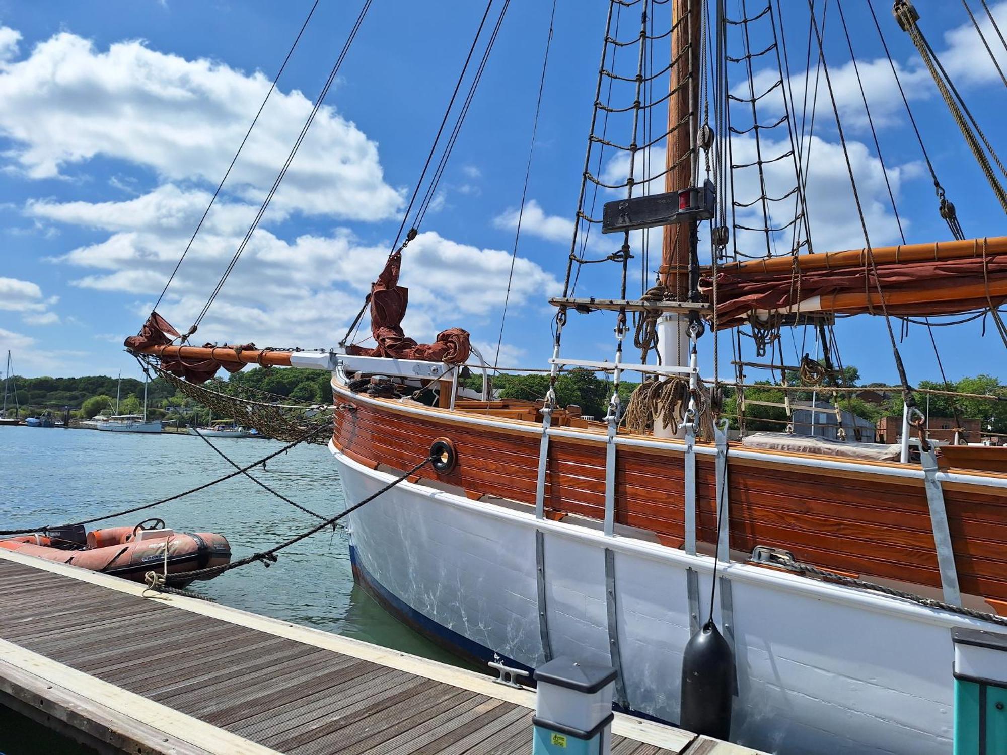 Historic Wooden Ship 'Ursula' East Cowes Zewnętrze zdjęcie