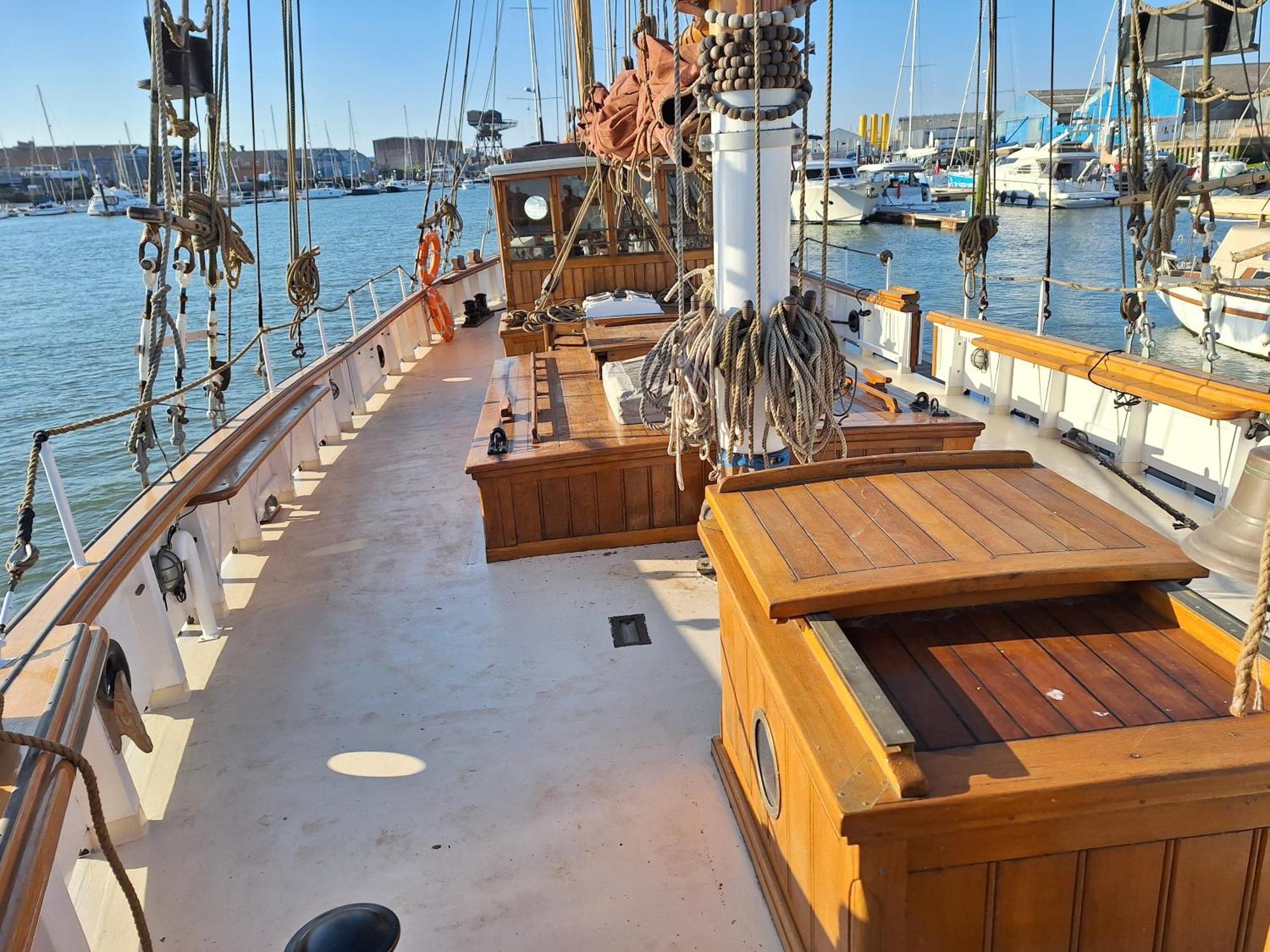 Historic Wooden Ship 'Ursula' East Cowes Zewnętrze zdjęcie